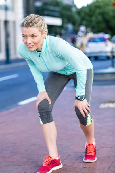 Un bellissimo atleta in posa — Foto Stock