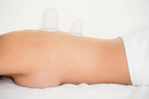 Mesa de massagem no centro de spa — Fotografia de Stock