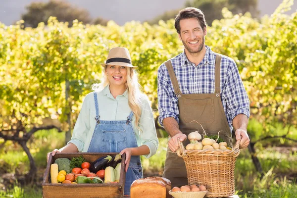 Glückliches Bauernpaar präsentiert seine heimischen Lebensmittel — Stockfoto
