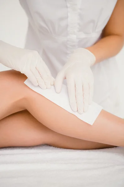 Terapeuta gyantázás női láb — Stock Fotó