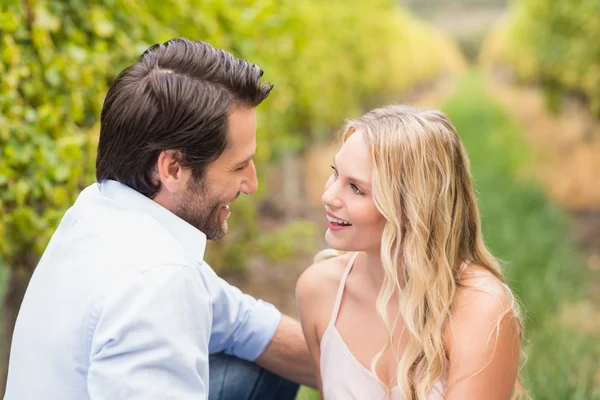 Junges glückliches Paar lächelt einander an — Stockfoto