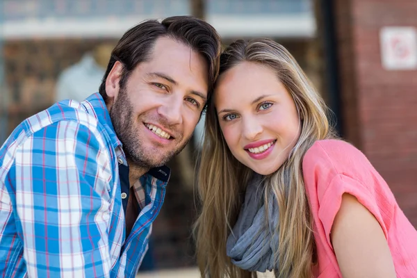 Gelukkige paar in een café — Stockfoto