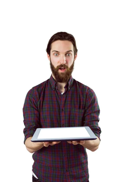 Guapo hipster mostrando tableta pc — Foto de Stock