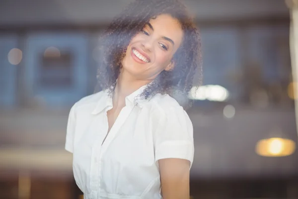 Zorgeloos vrouw op zoek door het raam — Stockfoto