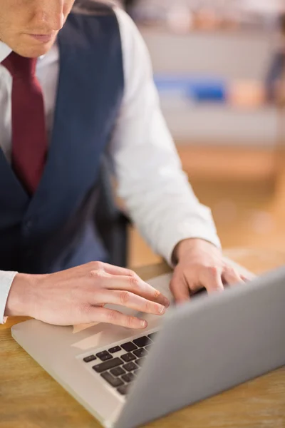 Biznesmen pracujący na laptopie — Zdjęcie stockowe