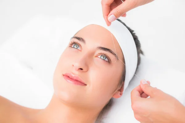 Handen threading vrouw bovenlip — Stockfoto