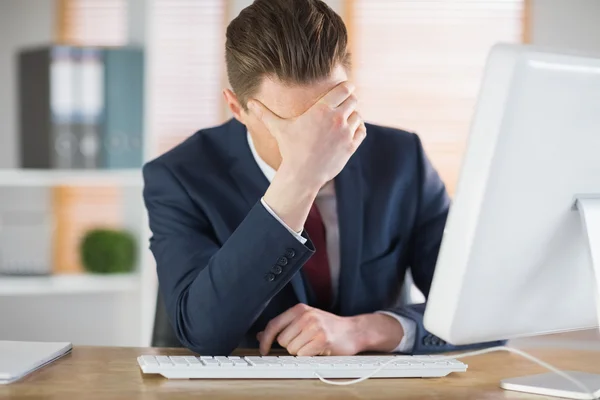 Homme d'affaires inquiet travaillant à son bureau — Photo