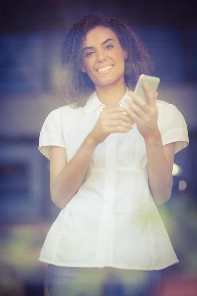 Lächelnde Frau schickt einen Text — Stockfoto