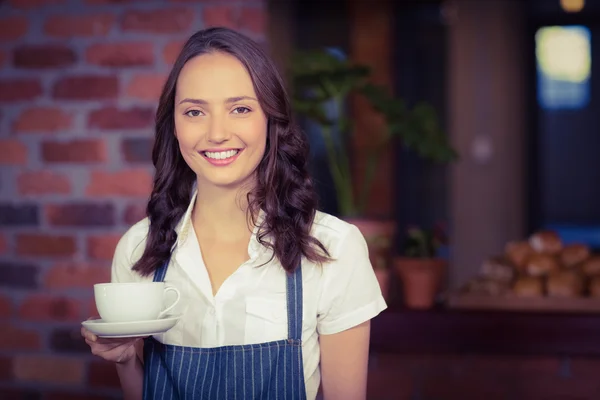 Hübsche Kellnerin mit einer Tasse Kaffee — Stockfoto