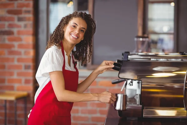 Um barista sorridente preparando café — Fotografia de Stock