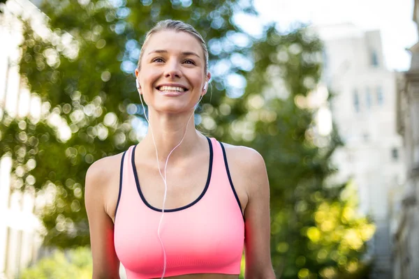 Een mooie atleet op zoek weg — Stockfoto