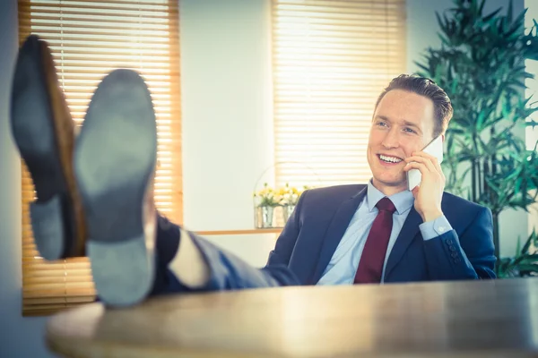 Hombre de negocios relajado haciendo una llamada telefónica — Foto de Stock