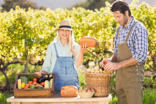 Mujer campesina feliz sosteniendo un pan — Foto de Stock