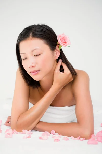 Ontspannen vrouw op de massagetafel — Stockfoto