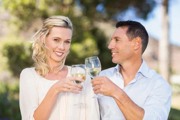 Paar trinkt Wein und stößt an — Stockfoto