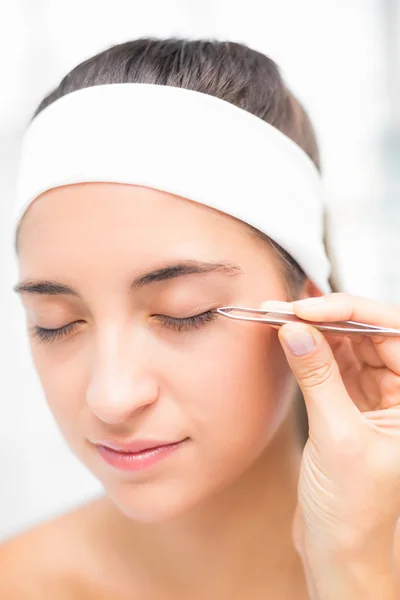 Hand applying eyeshadow — Stock Photo, Image