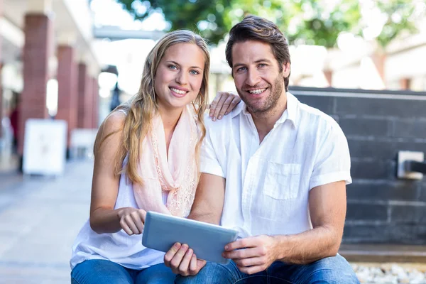 Paar sitzt und nutzt Tablet — Stockfoto