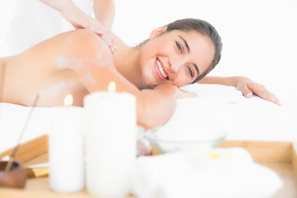 Frau erhält Rückenmassage — Stockfoto