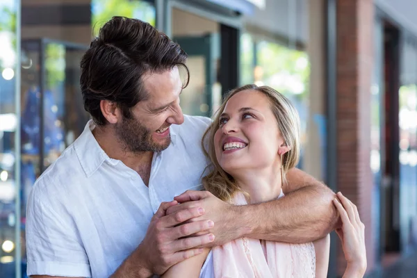 Uomo mettendo braccio intorno alla sua ragazza — Foto Stock