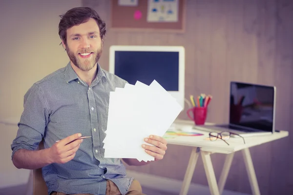 Hipster barbudo sonriendo a la cámara sosteniendo notas —  Fotos de Stock