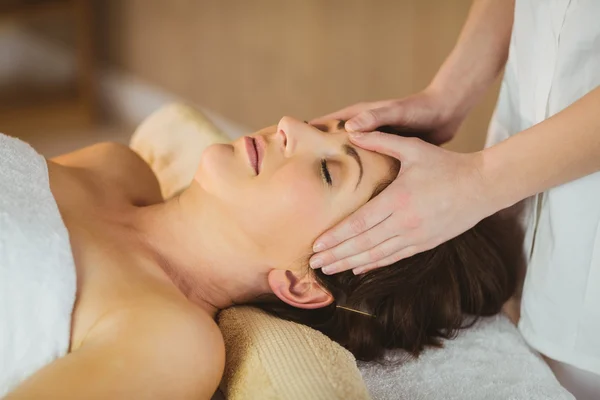 Frau bekommt Kräuterkompresse-Massage — Stockfoto