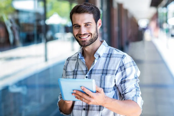 Hipster man using tablet computer in the city — Stock Photo, Image