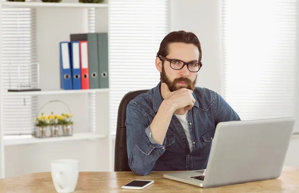 Homem de negócios Hipster trabalhando em seu laptop — Fotografia de Stock