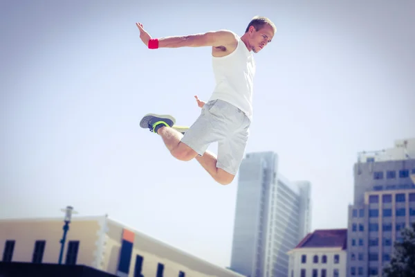 Homem fazendo parkour na cidade — Fotografia de Stock