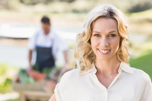 Lachende blonde vrouw kijken naar de camera — Stockfoto