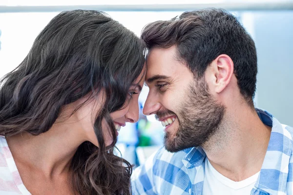 Unga lyckliga paret ler mot varandra — Stockfoto