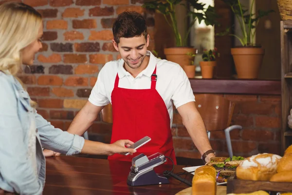 Grazioso cliente che effettua un pagamento mobile — Foto Stock