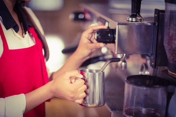 Barista leche humeante en la máquina de café — Foto de Stock