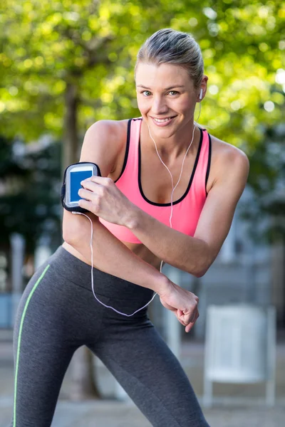 Beautiful athlete using her phone — Stock Photo, Image