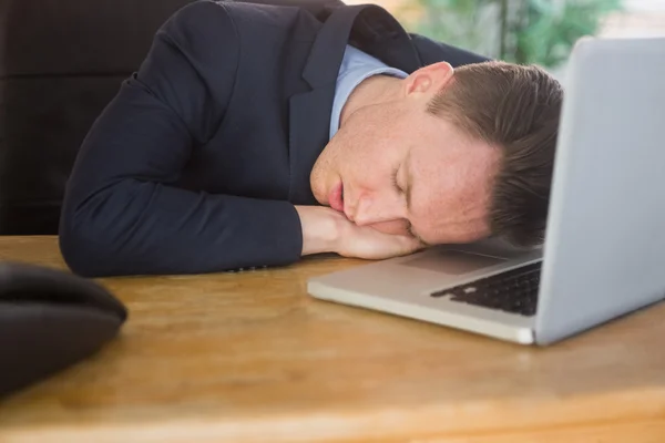 Hombre de negocios agotado durmiendo en su portátil —  Fotos de Stock