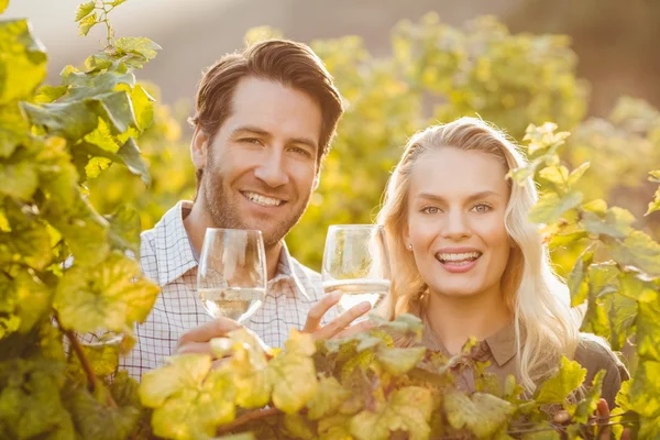 Jeune couple heureux tenant des verres de vin — Photo