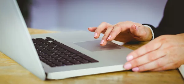 Empresária usando seu laptop na mesa — Fotografia de Stock