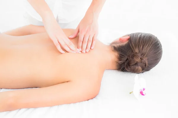 Morena gostando de massagem — Fotografia de Stock