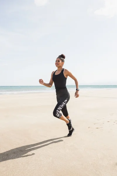 Donna in forma facendo jogging sulla sabbia — Foto Stock