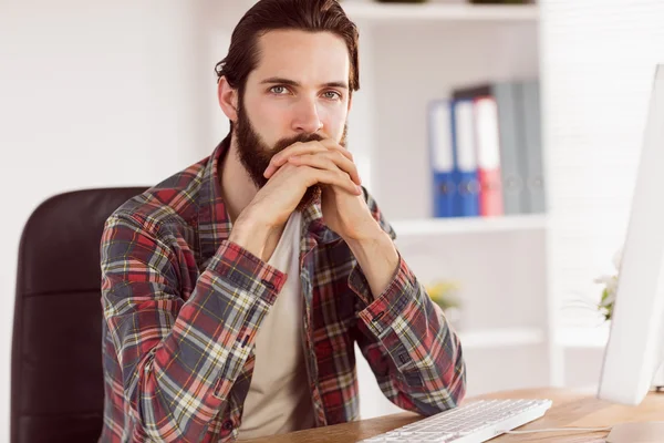 Hipster businessman sitting at his desk — 图库照片