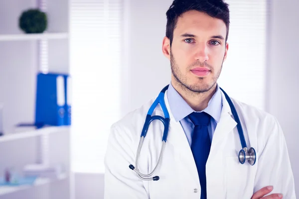 Doctor looking at camera with arms crossed — Stock Photo, Image