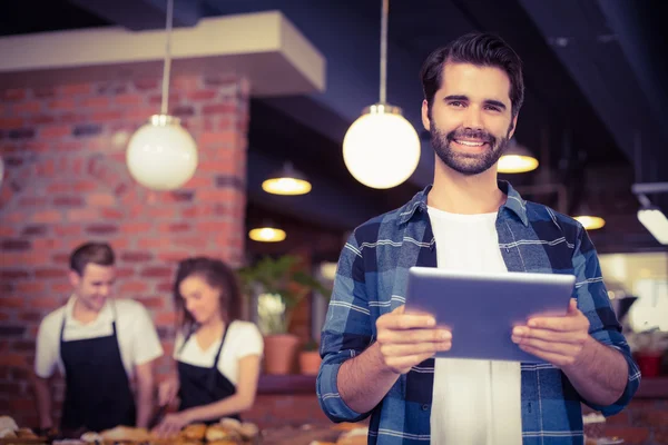 Hipster zâmbitor folosind tabletă în fața barista de lucru — Fotografie, imagine de stoc