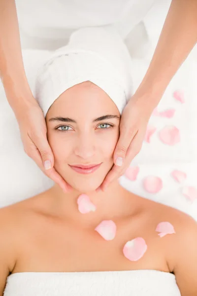 Mujer recibiendo masaje facial —  Fotos de Stock