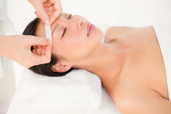 Hand waxing beautiful woman's eyebrow — Stock Photo, Image