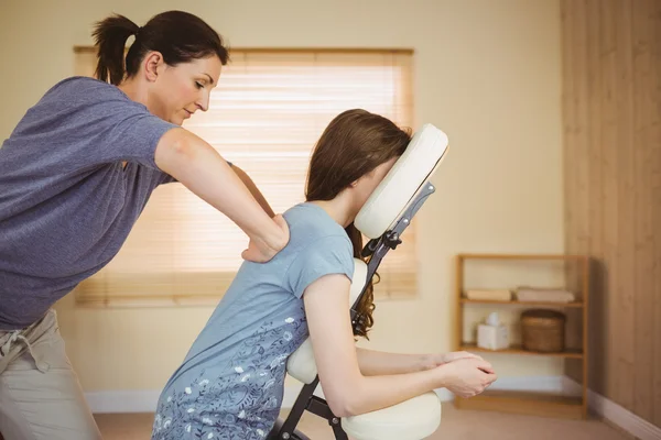 Frau bekommt Massage im Stuhl — Stockfoto