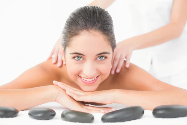 Vrouw genieten van een massage — Stockfoto