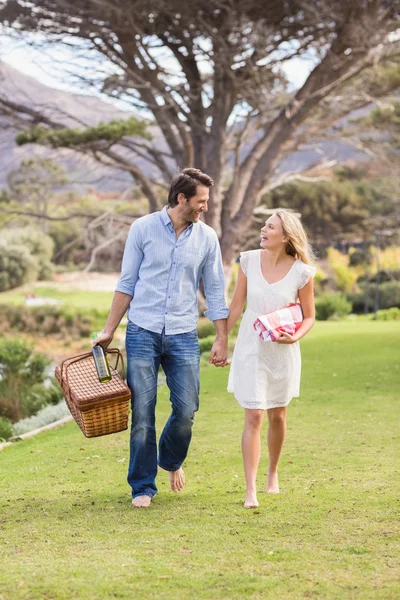 Leuk paar op datum wandelen in het park — Stockfoto