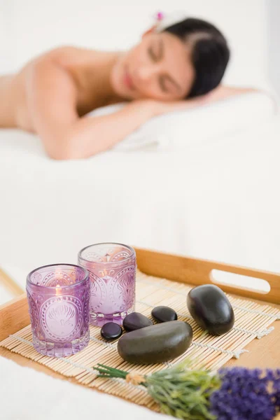 Massagetablett mit Steinen und Kerzen — Stockfoto