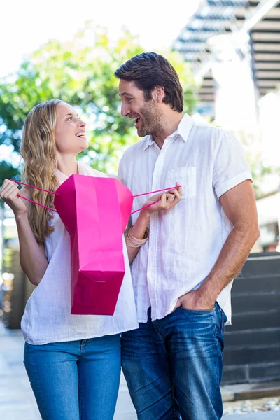 Paar schaut in Einkaufstasche — Stockfoto