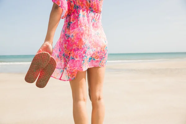 Стильная женщина, стоящая на песке — стоковое фото