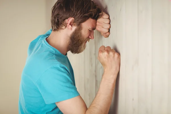 Onrustige hipster leunend tegen muur — Stockfoto